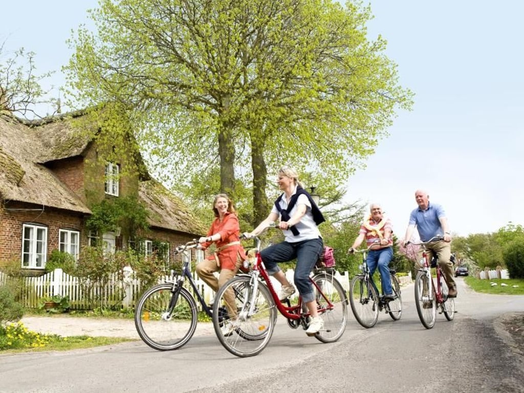 Urlaub aktiv - neben Baden im Meer und Wattwanderungen sind auch Fahrradtouren bei Gästen auf Föhr populär. Foto: Hergen Schimpf/Föhr Tourismus GmbH