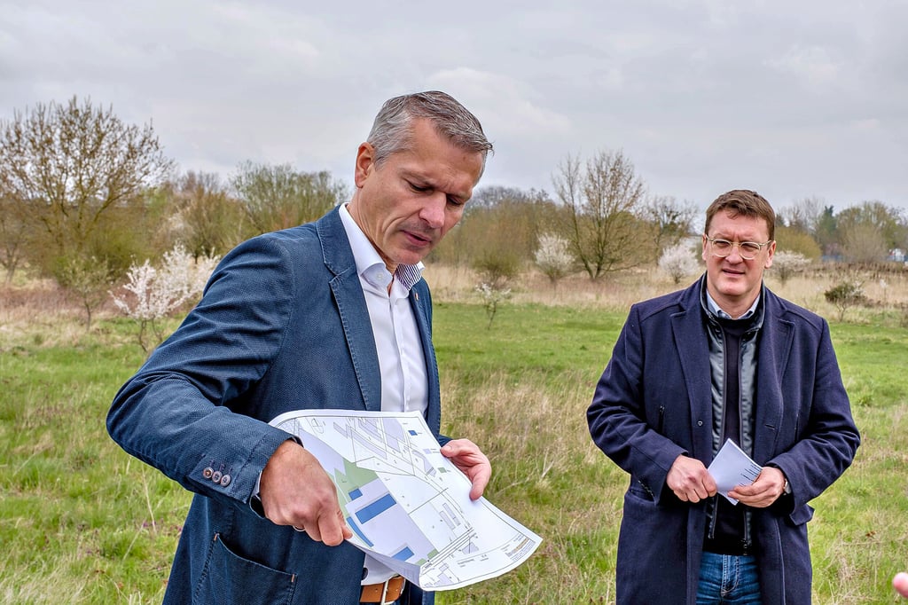 Rando Gießmann (hier mit Torsten Zugehör) zeigt erste Pläne zur Gestaltung des Grundstücks am Nußbaumweg. Hinziehen möchte die Witra.