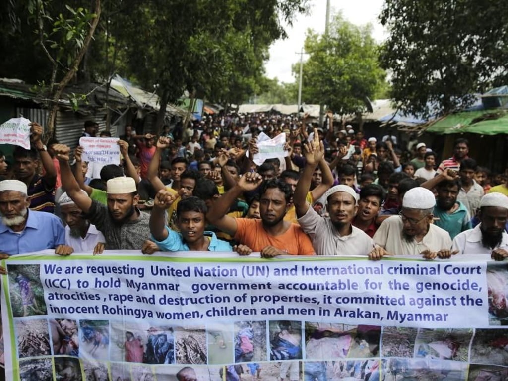 Rohingya-Flüchtlinge bei einer Protestkundgebung in Bangladesch zum Gedenken an den ersten Jahrestag der Vertreibung durch die myanmarische Armee. Foto: Altaf Qadri/AP