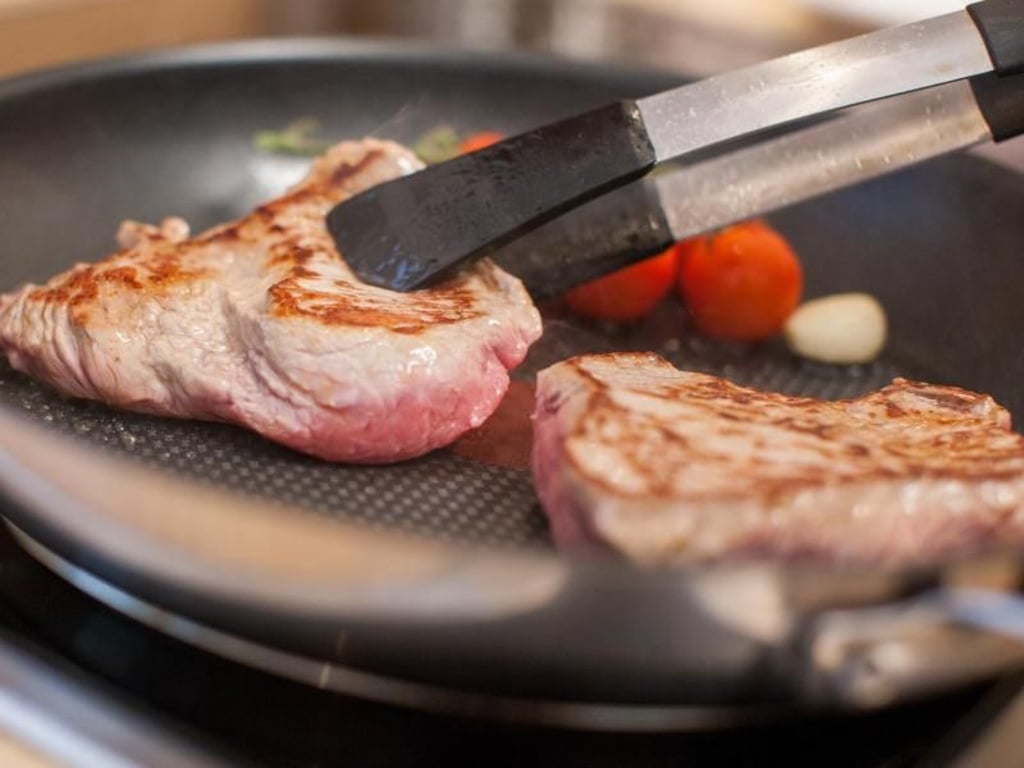 Obacht beim Anbraten von Fleisch oder Wurst: Zu dunkel sollte es nicht werden. Dabei können schädliche Stoffe entstehen. Foto: Christin Klose