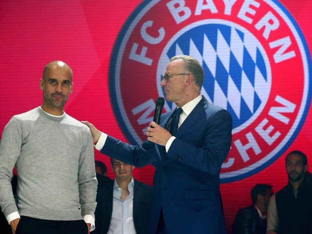 Pep Guardiola (l) unterrichtete Karl-Heinz Rummenigge auf der Weihnachtsfeier von seinem geplanten Abschied. Foto: Alexander Hassenstein