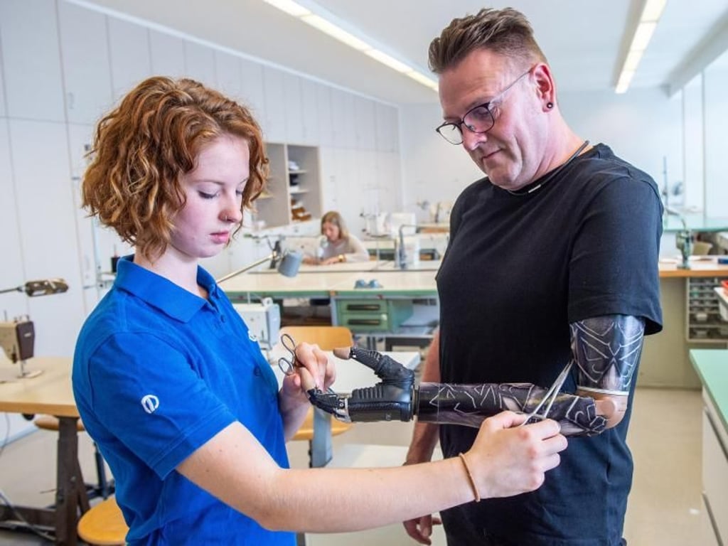 Die angehende Orthopädietechnik-Mechanikerin Luisa Richter passt eine Prothese an: Der Kontakt zu den Patienten ist ein wesentlicher Bestandteil der Ausbildung. Foto: Caroline Seidel