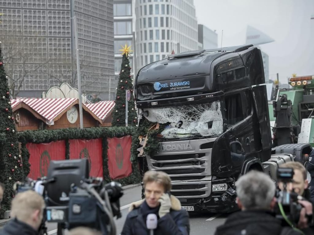 Am Tag danach: Der Lkw, den Amri für seinen Terror benutzte, steht noch auf dem Berliner Breitscheidplatz. Foto: Michael Kappeler