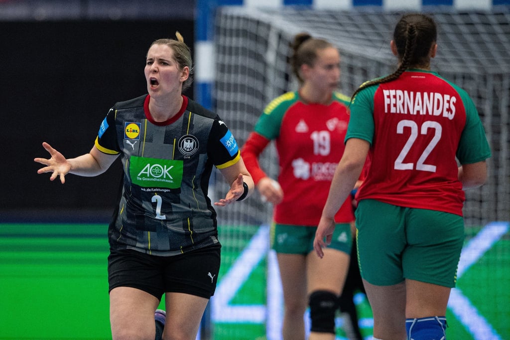 Marlene Zapf (l) sicherte sich mit Deutschlands Handballerinnnen das WM-Ticket.