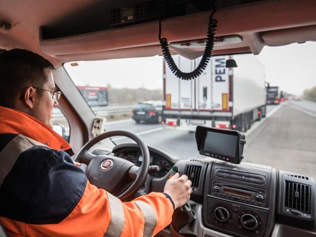 Zutz fährt auf der A45 auf dem Standstreifen vorsichtig an einem Stauende vorbei. Foto: Frank Rumpenhorst