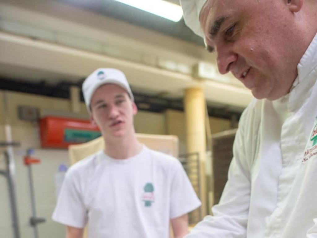 Bäckermeister Karl-Dietmar Plentz (r.) zeigt dem Auszuildende Tobi Gennrich die Verarbeitung des Weizenbrötchenteiges. In Berlin und im Märkischen werden diese Brötchen als «Schrippen» bezeichnet. Foto: Klaus-Dietmar Gabbert