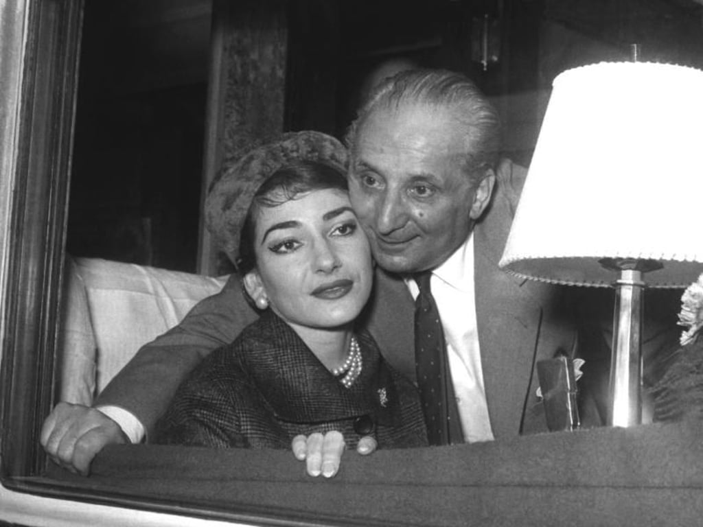 Die Opernsängerin Maria Callas und ihr Ehemann Giovanni Battista Meneghini unterwegs mit dem Zug (1958). Foto: Publifoto