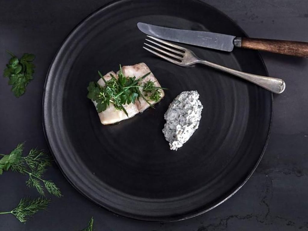 Rotbarsch ist ein typischer Fisch, der in der isländischen Küche verarbeitet wird. Hier wurde er im Ofen gebacken und mit Graupen sowie Joghurt angerichtet. Foto: Promote Iceland