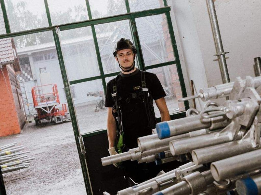 Leon Blaszyk (19), Auszubildender für Gerüstbau, sorgt dafür, dass Maler oder Fensterreiniger sicher an einer Fassade arbeiten können. Foto: Anne Kathrin Jegen