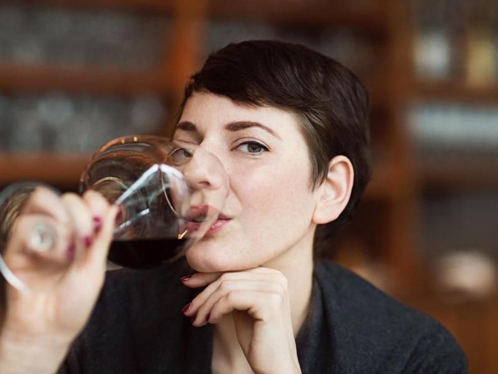 Trifft der rote Wein mit seinem sauren pH-Wert auf den neutralen pH-Wert im Mund, verändert sich das Mundklima und die Zähne nehmen eine violett-blaue Farbe an. Foto: www.deutscheweine.de/dpa-tmn