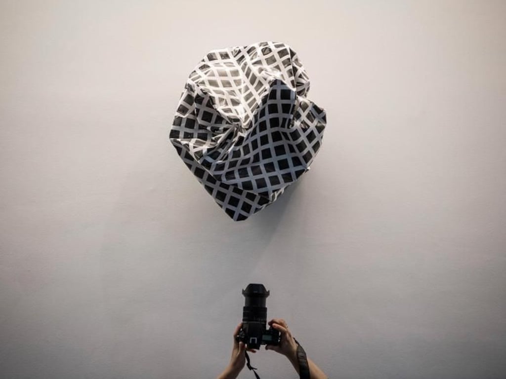 «Untitled» von Esther Stocker empfängt Besucher in der Zentrale der EZB auf dem Weg zu den Konferenzräumen. Foto: Boris Roessler
