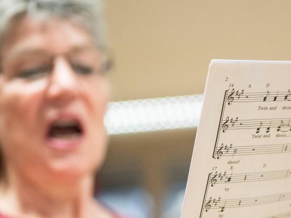 Mit dem Alter ändert sich die Stimme - Frauen zum Beispiel singen dann oft dunkler und tiefer. Foto: Robert Günther