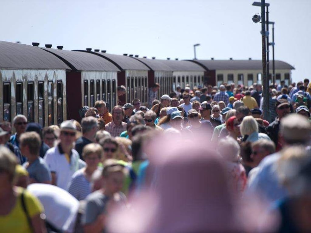 Besucher steigen aus der Harzer Schmalspurbahn auf dem Brocken aus. Foto: Daniel Naupold/Archiv