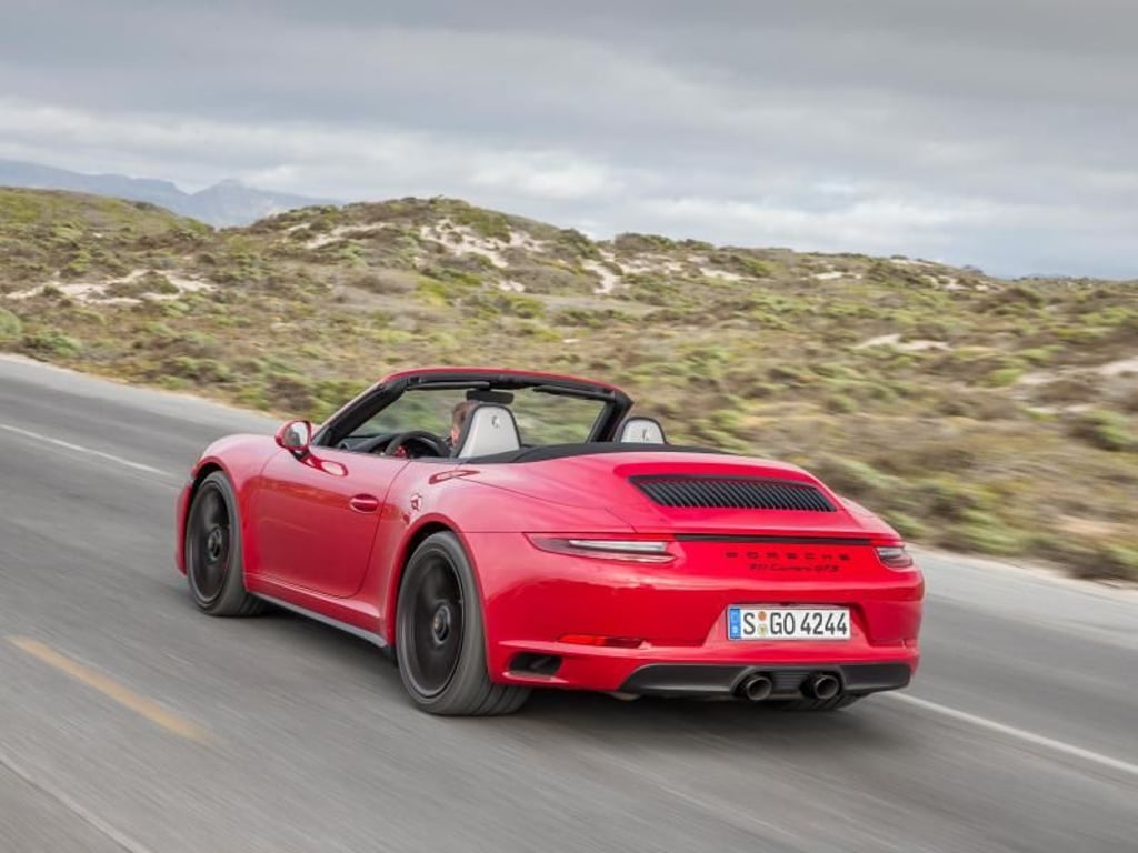 Offen im Rennwagentempo: Der Porsche 911 GTS Cabrio soll über 300 km/h schnell werden können. Foto: Porsche/dpa-tmn