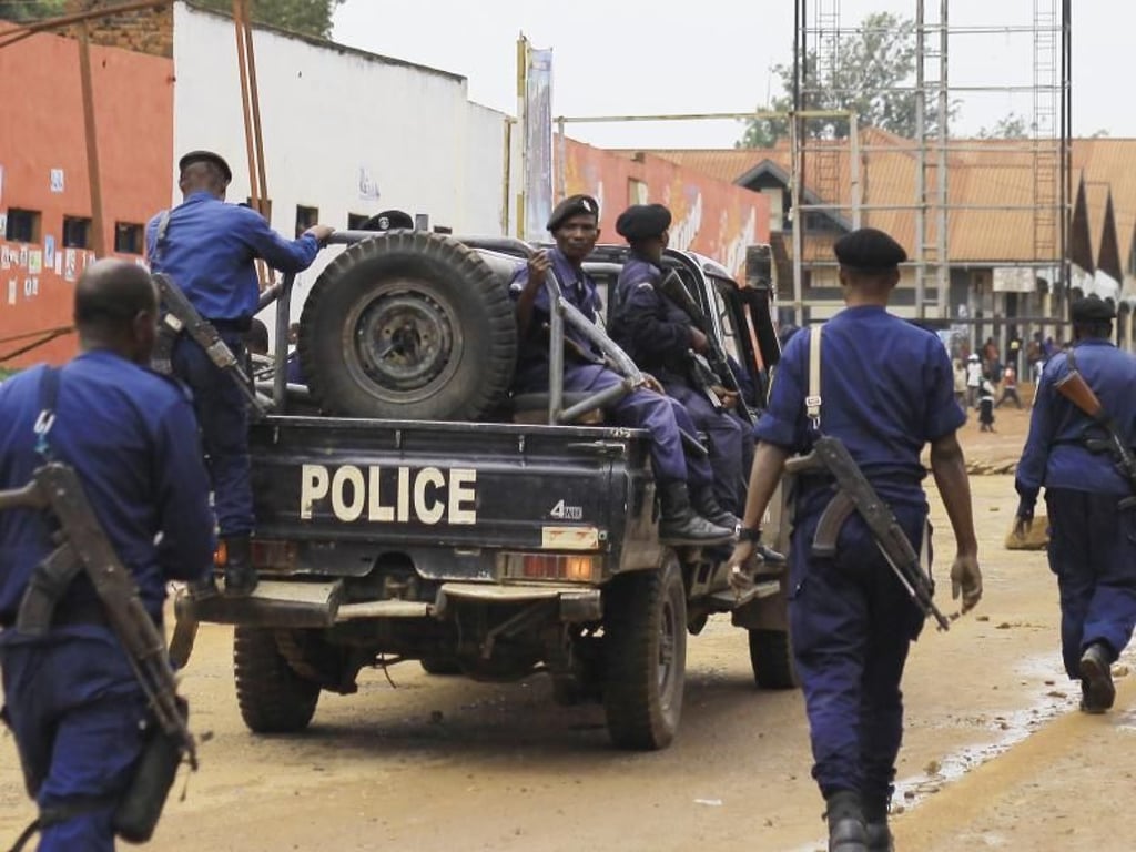 Polizisten patrouillieren auf einer Straße in der Stadt Beni. In der Demokratischen Republik Kongo wird ein neuer Präsident gewählt. Foto: Al-Hadji Kudra Maliro/AP