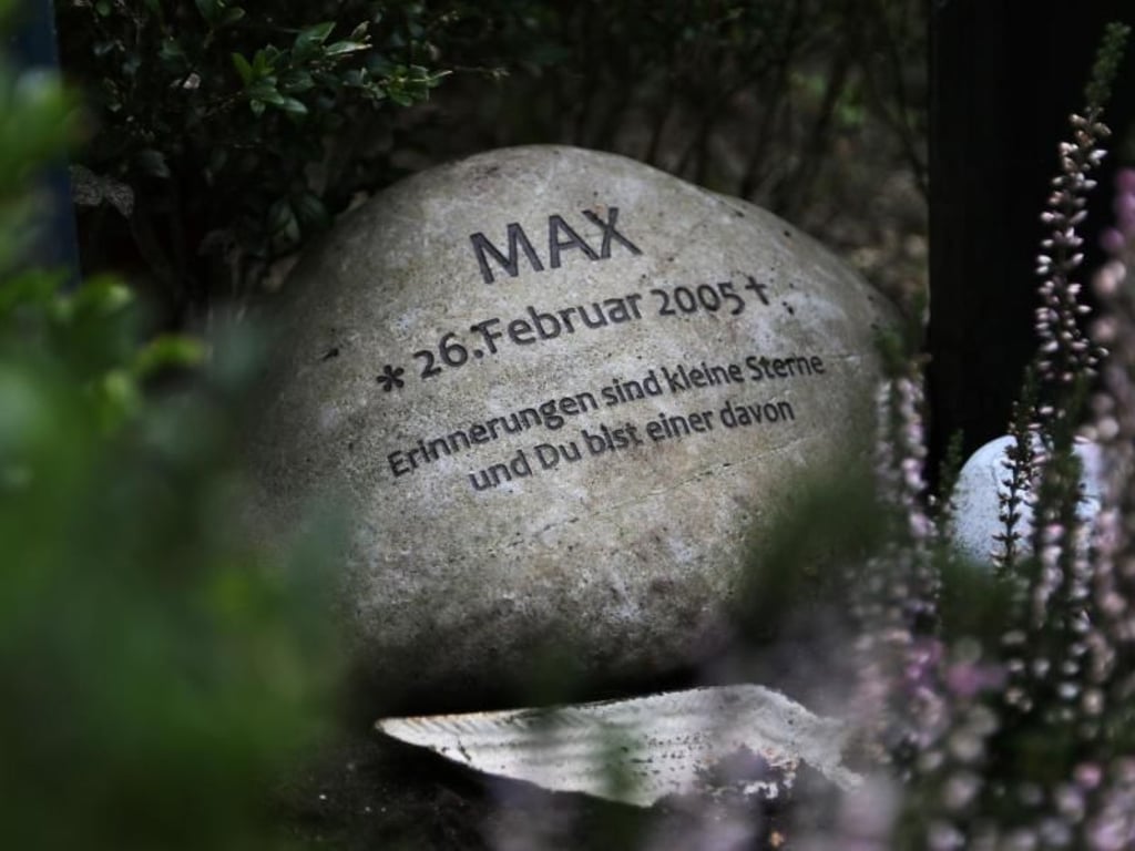 Der Grabstein des tot geborenen Sohnes von Martina Plum. Die Familie feiert jedes Jahr seinen Geburtstag am Grab. Foto: Ina Fassbender