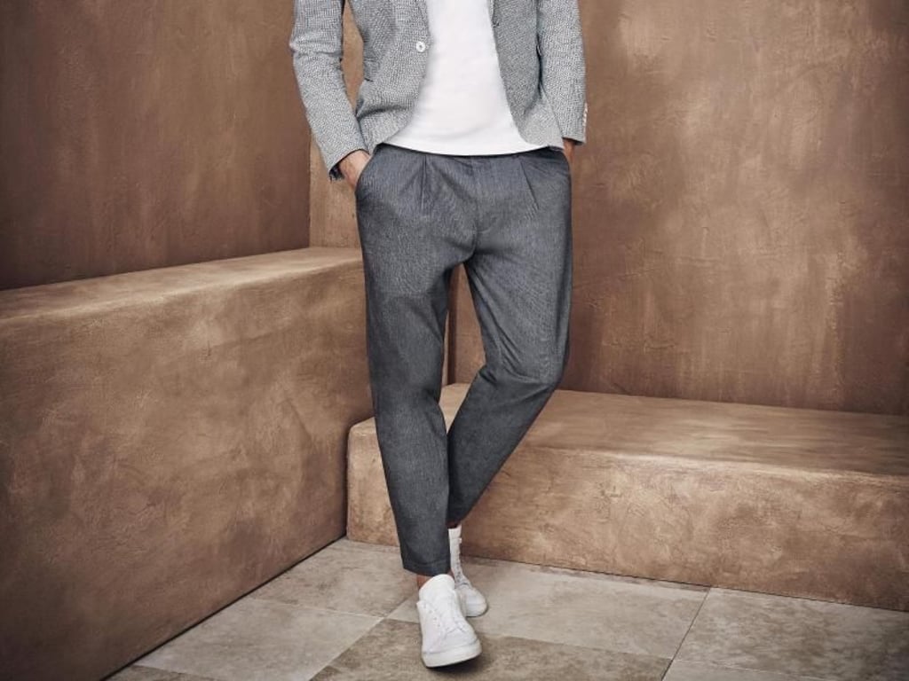 Cinque präsentiert Bundfaltenhosen wie diese in seiner Kollektion (Sakko ca. 240 Euro, T-Shirt ca. Euro, Hose ca. 120). Die weitere Hose als Gegenbewegung zum Slim Fit ist definitiv ein Trend des Sommers. Foto: Cinque