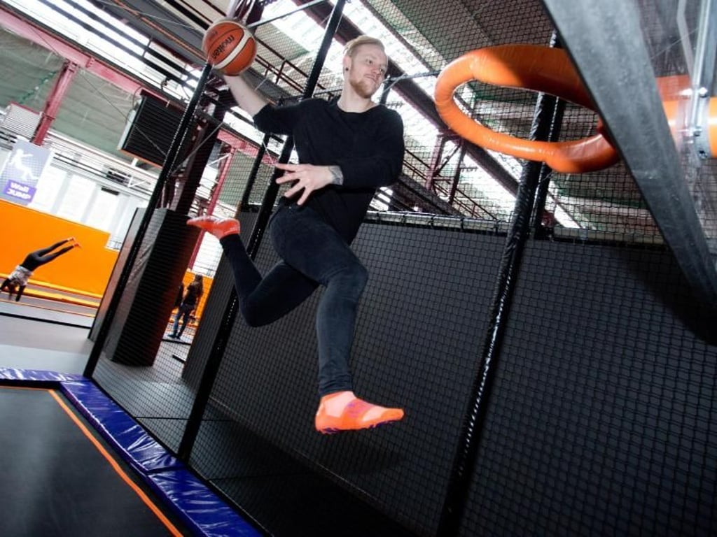 Im Jump House Berlin kann man Trampolinspringen mit Basketball verbinden. Foto: Jörg Carstensen