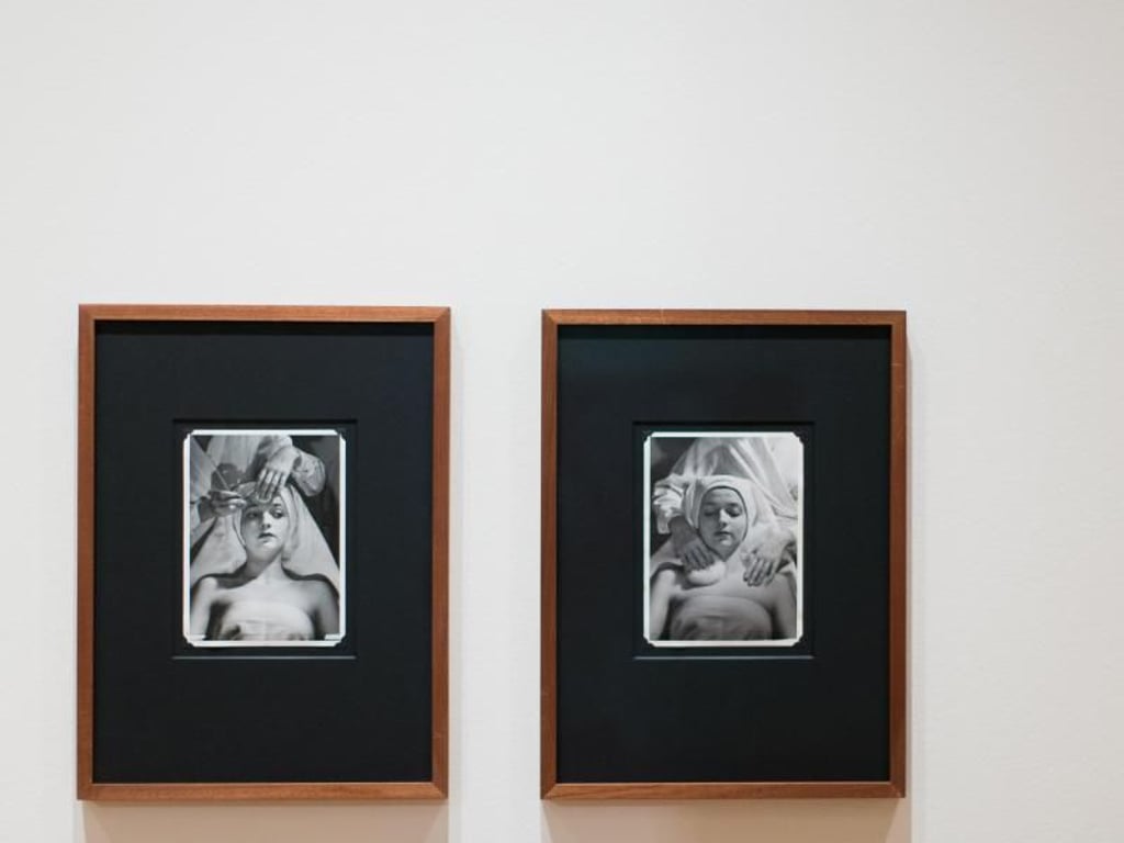 Die Bilder «Im Schönheitssalon» von 1934in der Ausstellung «Master of Beauty. Karl Schenkers mondäne Bildwelten». Foto: Rolf Vennenbernd