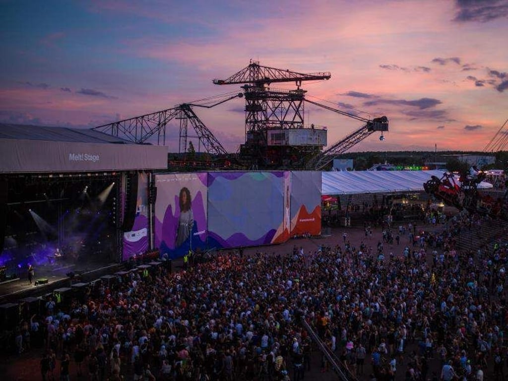 Besucher des Melt! Festivals stehen vor der Main Stage. Foto: Sophia Kembowski/Archiv