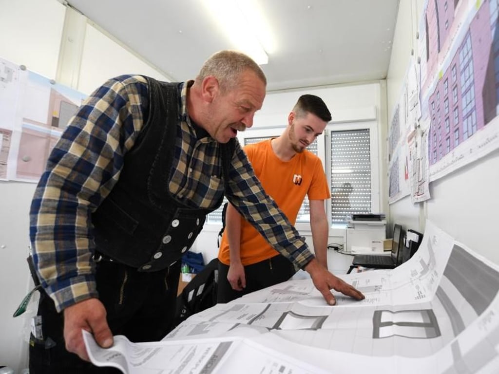 Viel Mathematik: Angehende Fassadenmonteure wie Marc Hanfmann (r, mit seinem Kollegen Klaus Mohr) müssen nicht nur handwerklich geschickt sein. Für die Planung ist es auch wichtig, gut rechnen zu können. Foto: Ina Fassbender