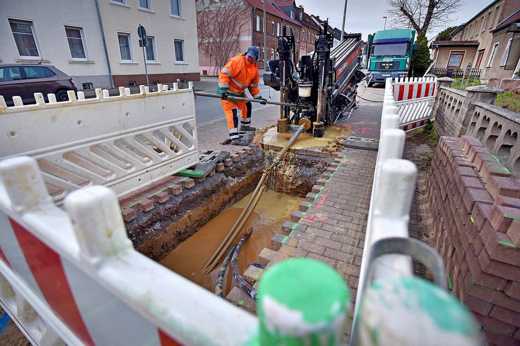 In der Halleschen Straße in Raguhn wird der Breitbandausbau vorangetrieben.