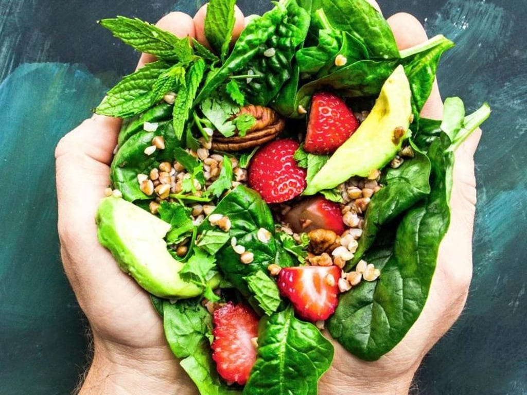 Dieser Sommersalat aus Spinat, Minze, Avocado und Erdbeeren passt vor allem an warmen Abenden zu Fleisch, Fisch oder gegrilltem Gemüse. Foto: Felix Bork und Deniz Ficicioglu/Bastei Lübbe