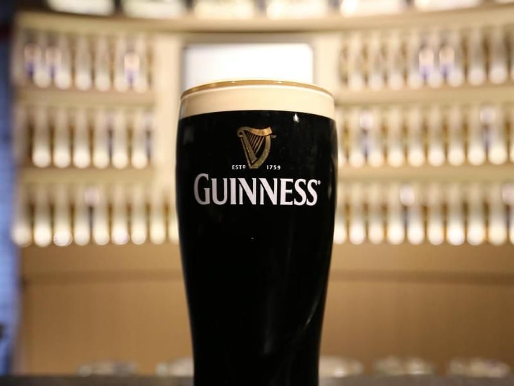 Weißer Schaum auf schwarzer Seele: So muss ein pefekt gezapftes Guinness aussehen. Foto: Guinness Storehouse
