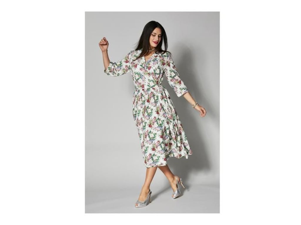 8: Auch kleinere, molligere Frauen können die Midi-Länge tragen - vorausgesetzt sie betont die Taille. Hohe Schuhe strecken die Silhouette zusätzlich (ca. 60 Euro). Foto: Happy Size