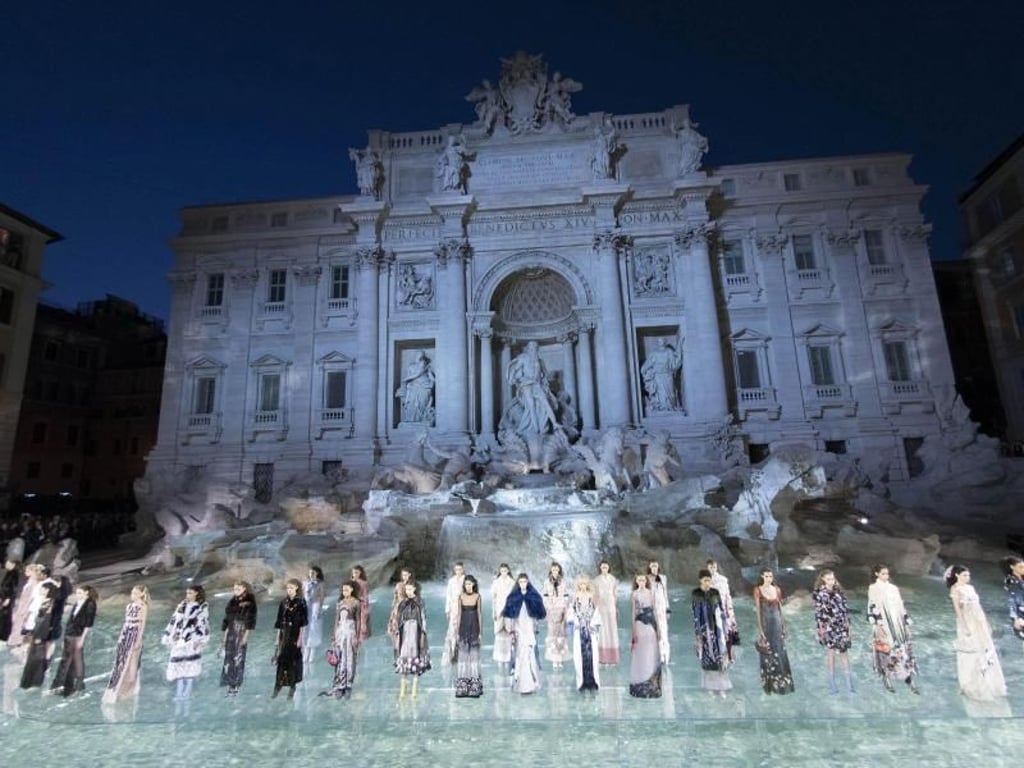 Solch eine Schau hat der Trevi-Brunnen noch nicht gesehen. Foto: Giorgio Onorati