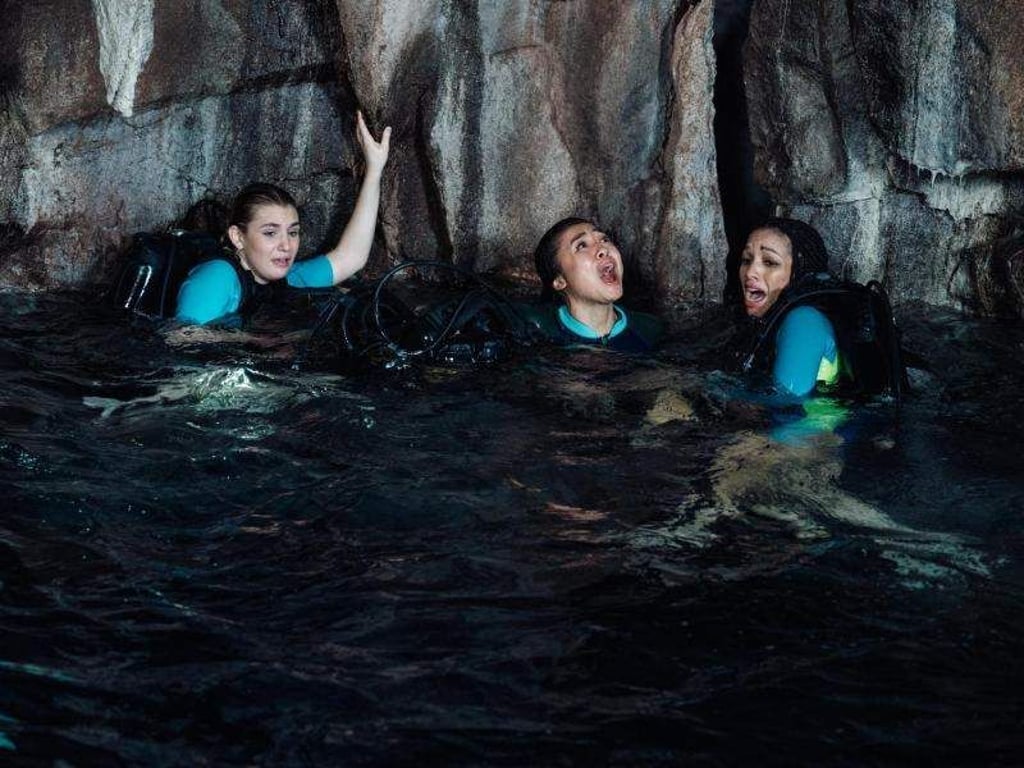 Mia (Sophie Nélisse), Alexa (Brianne Tju) und Sasha (Corinne Foxx) sitzen in einer Höhle fest. . Foto: -/Concorde Filmverleih GmbH/dpa