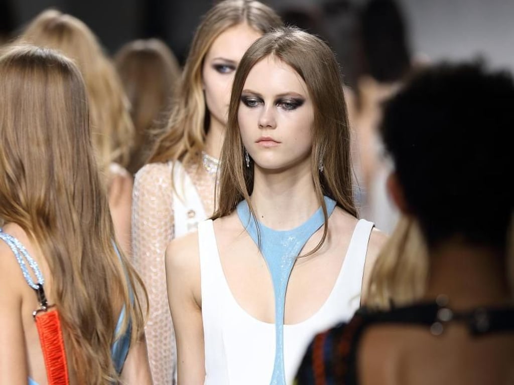 Designerin Donatella Versace spielt bei ihren Frühjahr/Sommer-Entwürfen mit ungewöhnlichen Akzenten. Foto: Hendrik Ballhausen