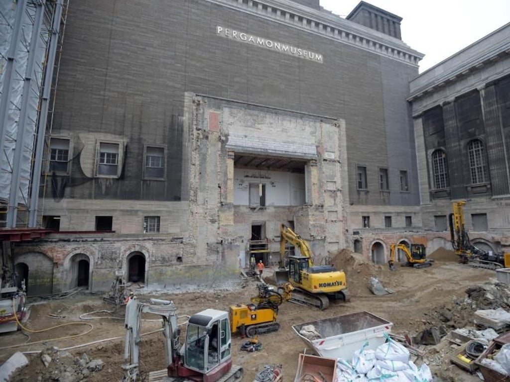Die Erdarbeiten auf dem Baustellengelände des Pergamon Museums in Berlin sind in vollem Gange. Foto: Rainer Jensen