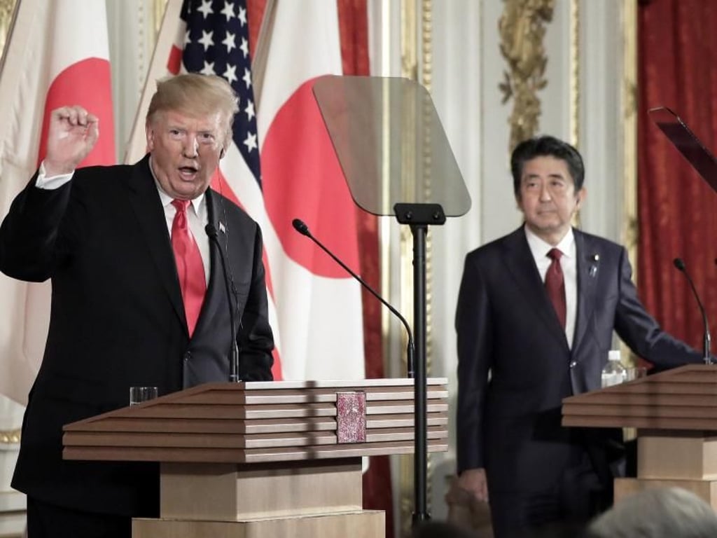 Donald Trump (l) und Shinzo Abe geben eine Pressekonferenz in Tokio. Foto: Kiyoshi Ota/Pool Bloomberg