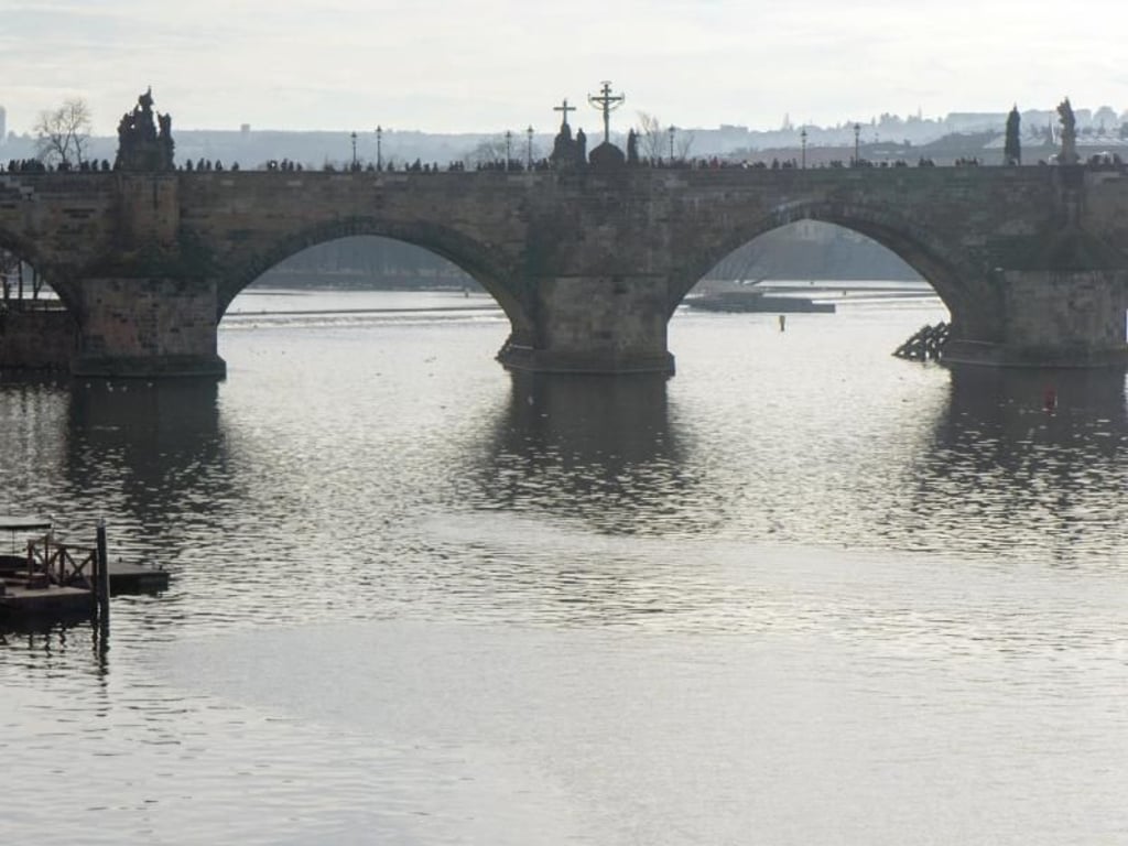 Sehnsuchtsort Karlsbrücke: Prag ist am Valentinstag eine echte Alternative zu Paris - und viel günstiger. Foto: Philipp Laage