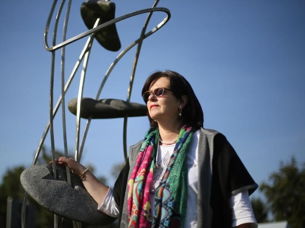 Martina Plum an der Sternenkinder-Gedenkskulptur «Cosmos» des Künstlers Wolfgang Schlieker: Plum ist Vorsitzende des Vereins Sternenkinder-Vest. Foto: Ina Fassbender