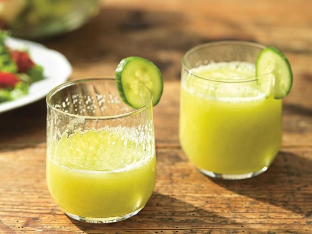 Eine fruchtig-säuerliche Erfrischung verspricht die Kiwi-Gurken-Ananas-Schorle. Foto: Eisenhut & Mayer/Brandstätter Verlag