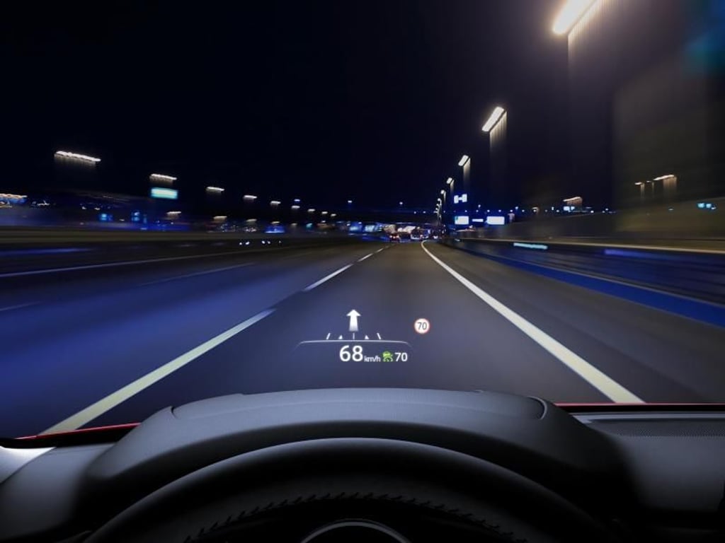 Zudem gibt es viele Ausstattungsoptionen: Dazu gehört unter anderem ein zweites Head-up-Display. Das projiziert die Informationen direkt ins Blickfeld des Fahrers. Foto: Mazda/dpa