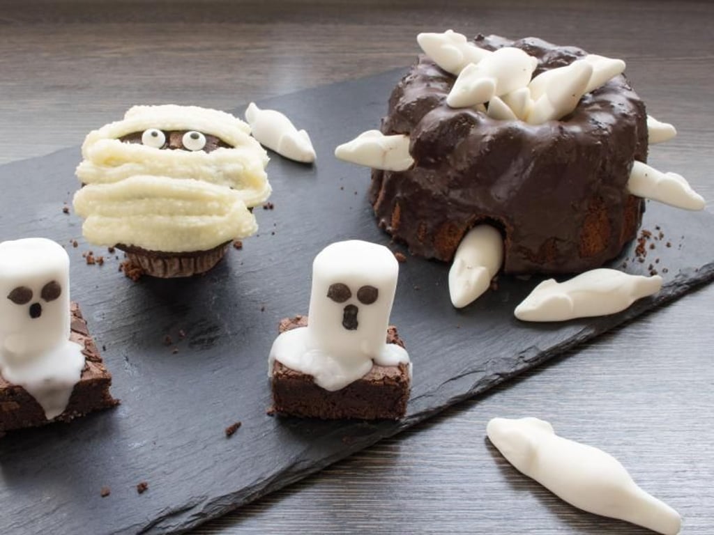 Sogar das Buffet zur Halloweenparty wird zur Dekoration: Ein Kuchen wird etwa von Schaummäusen durchlöchert. Muffins werden wie Mumien und Brownies mit Geistern verziert. Foto: Frechverlag