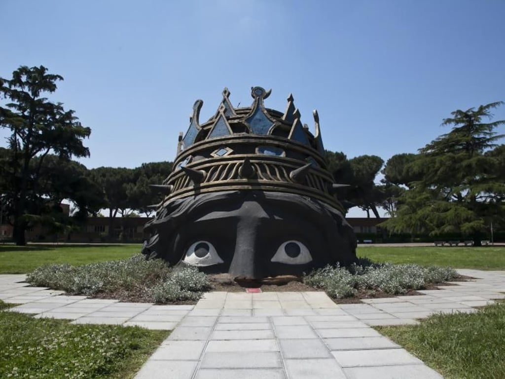 Riesige Skulptur, die für Federico Fellinis Film «Casanova» (1976) angefertigt wurde, in den Filmstudios Cinecittà in Rom, Italien. Foto: Anna Galante