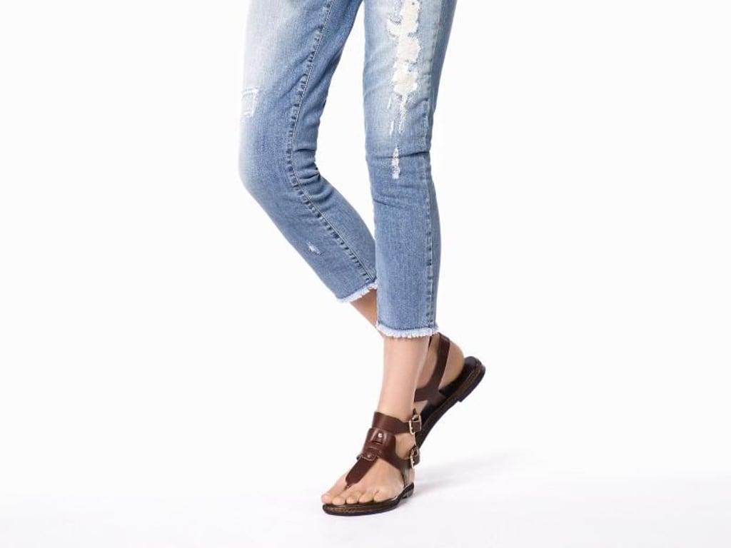 Ausgefranste Kanten wie bei dieser Jeans von Liu Jo sind momentan ein großes Thema (Hose ca. 200 Euro, Schuhe ca. 170 Euro). Foto: Liu Jo