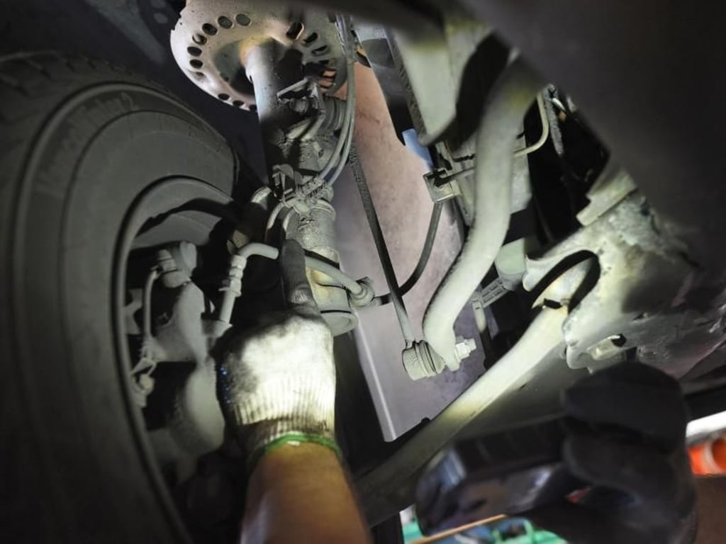 Licht ins Dunkle: Bei einer Inspektion nehmen die Werkstätten anhand eines Prüfplanes die Autotechnik unter die Lupe, hier etwa die Bremsleitungen. Foto: Henning Kaiser