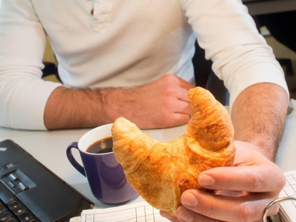 Der schnelle Snack im Büro: Zwischenmahlzeiten sind grundsätzlich nicht ungesund - es kommt aber natürlich darauf an, was man isst. Foto: Klaus-Dietmar Gabbert