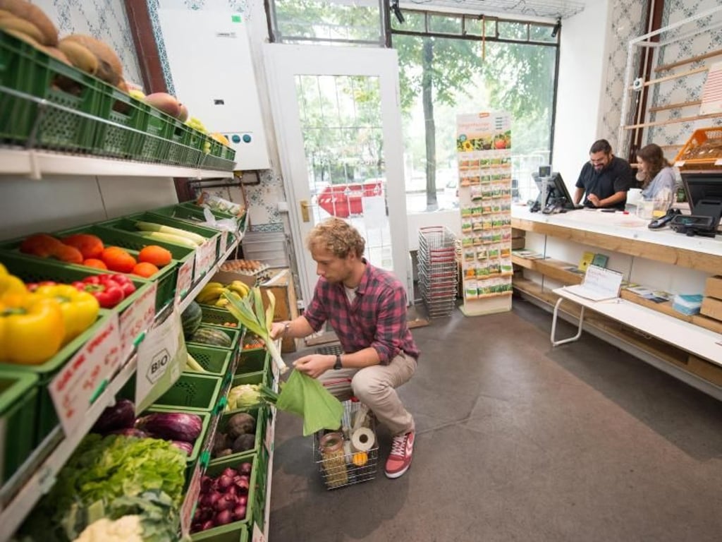 Im Supermarkt Original Unverpackt in Berlin gilt das Prinzip der Müllvermeidung: Auf Einwegverpackungen wird verzichtet und loses Gemüse beispielsweise in wiederverwendbaren Beuteln an der Kasse abgewogen. Foto: Inga Kjer