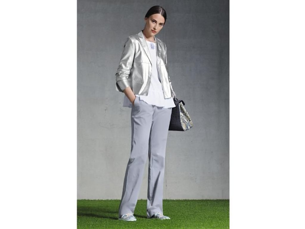 Marc Cain präsentiert den Metallic-Trend als eleganten Businesslook mit silbernem Blazer (ca. 399 Euro). Foto: Marc Cain