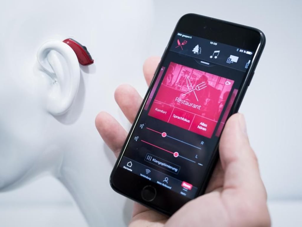 Zusätzliche Features wie die Steuerung der Geräte über eine App auf dem Smartphone ermöglichen zum Beispiel eine unauffällige Feinjustierung, wenn der Träger unter Leuten ist. Foto: Alexander Heinl/dpa-tmn