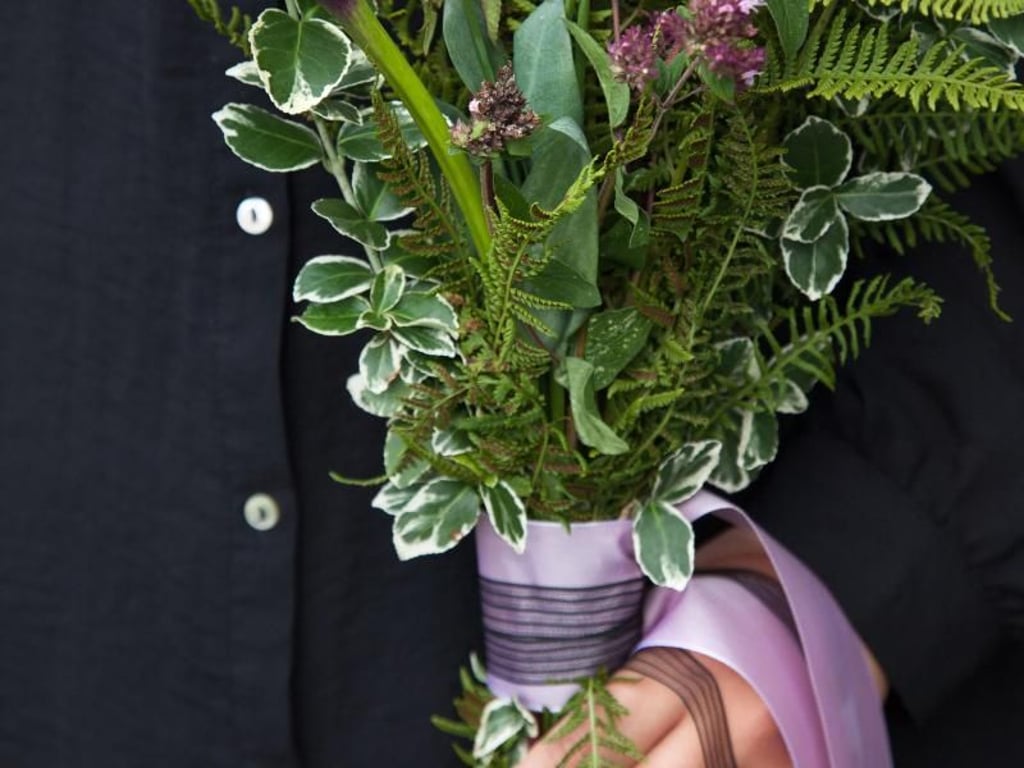 Die Lieblingsfarben des Verstorbenen im Grabschmuck aufgreifen: Individuelle Gestecke liegen im Trend. Sie müssen im Gegensatz zu früher nicht den ganzen Winter halten. Foto: Halbach Seidenbänder GmbH