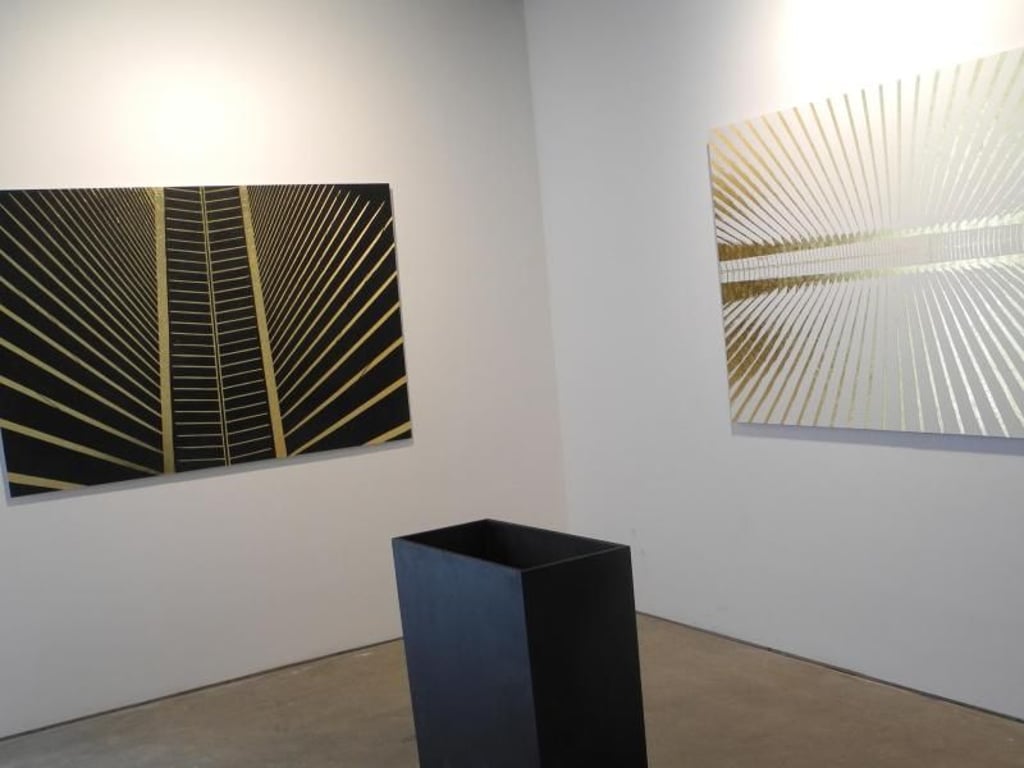 Sand-Abstraktionen von Tim Bengel: «WTC Cathedral Black» (l) und «WTC Cathedral White». Foto: Johannes Schmitt-Tegge