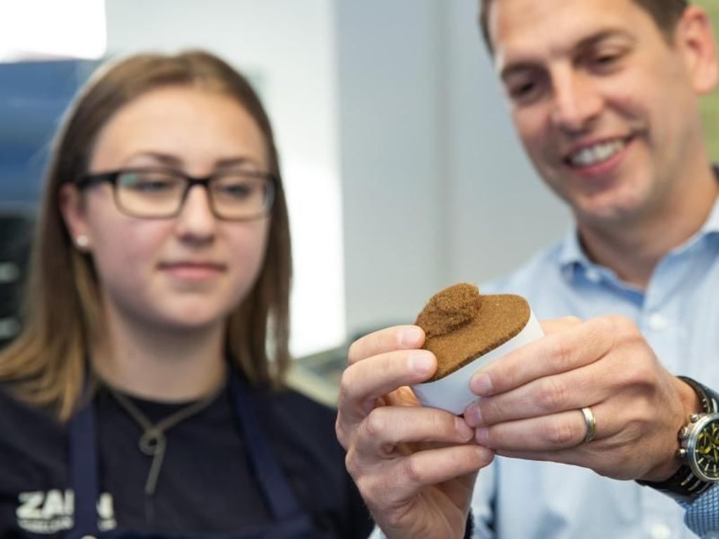 Kristina Bauer (l.) macht im Betrieb von Daniel Zahn (r.) eine Ausbildung zum Pinsel- und Bürstenmacher. Hier unterhalten sich beide über ein Fell zur Pinselherstellung. Foto: Daniel Karmann