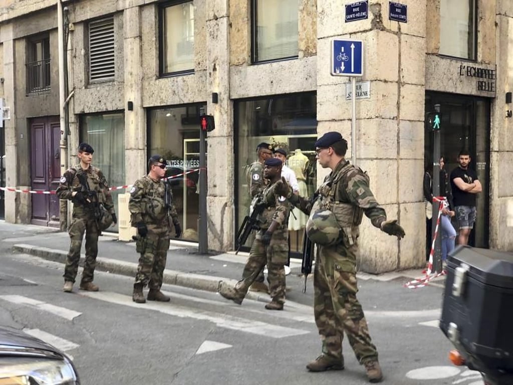 Soldaten der französischen Anti-Terror-Einheit «Vigipirate Mission» sichern eine Straße in Lyon. Foto: Sebastien Erome/AP